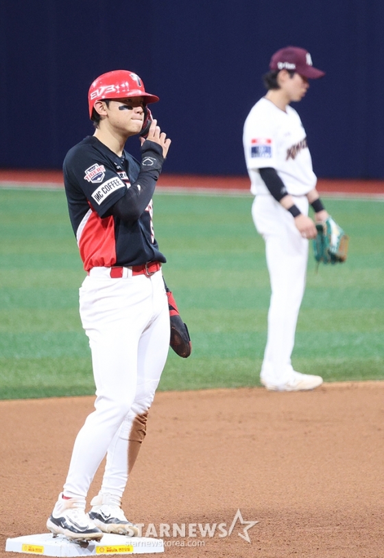 &#039;2024 신한 SOL 뱅크 KBO리그&#039; 키움-KIA전이 13일 서울 고척스카이돔에서 열렸다.  KIA 8회초 2사 1루에서 1루주자 김도영(왼쪽)이 소크라테스 브리토의 타석에 2루 도루에 성공한 후 그라운드를 응시하고 있다. /사진=김진경 대기자