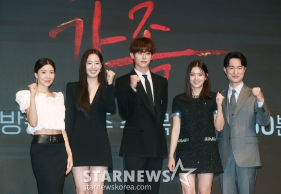 배우 윤세아, 최예빈, 이시우, 박주현, 김병철이 14일 오후 서울 구로구 더 세인트에서 진행된 KBS 2TV 수목드라마 &#039;완벽한 가족&#039; 제작발표회에 참석해 포즈를 취하고 있다.  누가 봐도 행복하고 완벽해 보이는 가족이 딸의 살인으로 인해 점점 서로를 의심하게 되는 미스터리 스릴러 드라마 &#039;완벽한 가족&#039;은 오늘(14일) 첫 방송된다. /2024.08.14 /사진=이동훈