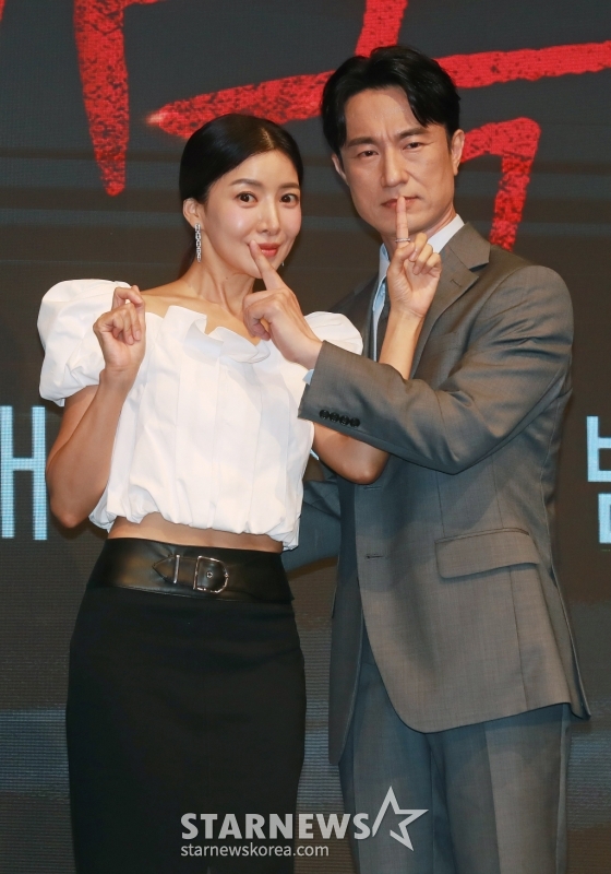 배우 윤세아, 김병철이 14일 오후 서울 구로구 더 세인트에서 진행된 KBS 2TV 수목드라마 &#039;완벽한 가족&#039; 제작발표회에 참석해 포즈를 취하고 있다.  누가 봐도 행복하고 완벽해 보이는 가족이 딸의 살인으로 인해 점점 서로를 의심하게 되는 미스터리 스릴러 드라마 &#039;완벽한 가족&#039;은 오늘(14일) 첫 방송된다. /2024.08.14 /사진=이동훈