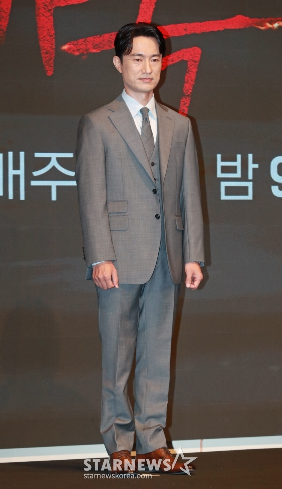 배우 김병철이 14일 오후 서울 구로구 더 세인트에서 진행된 KBS 2TV 수목드라마 &#039;완벽한 가족&#039; 제작발표회에 참석해 포즈를 취하고 있다.  누가 봐도 행복하고 완벽해 보이는 가족이 딸의 살인으로 인해 점점 서로를 의심하게 되는 미스터리 스릴러 드라마 &#039;완벽한 가족&#039;은 오늘(14일) 첫 방송된다. /2024.08.14 /사진=이동훈