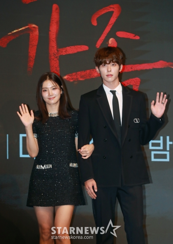배우 박주현, 이시우가 14일 오후 서울 구로구 더 세인트에서 진행된 KBS 2TV 수목드라마 &#039;완벽한 가족&#039; 제작발표회에 참석해 포즈를 취하고 있다.  누가 봐도 행복하고 완벽해 보이는 가족이 딸의 살인으로 인해 점점 서로를 의심하게 되는 미스터리 스릴러 드라마 &#039;완벽한 가족&#039;은 오늘(14일) 첫 방송된다. /2024.08.14 /사진=이동훈