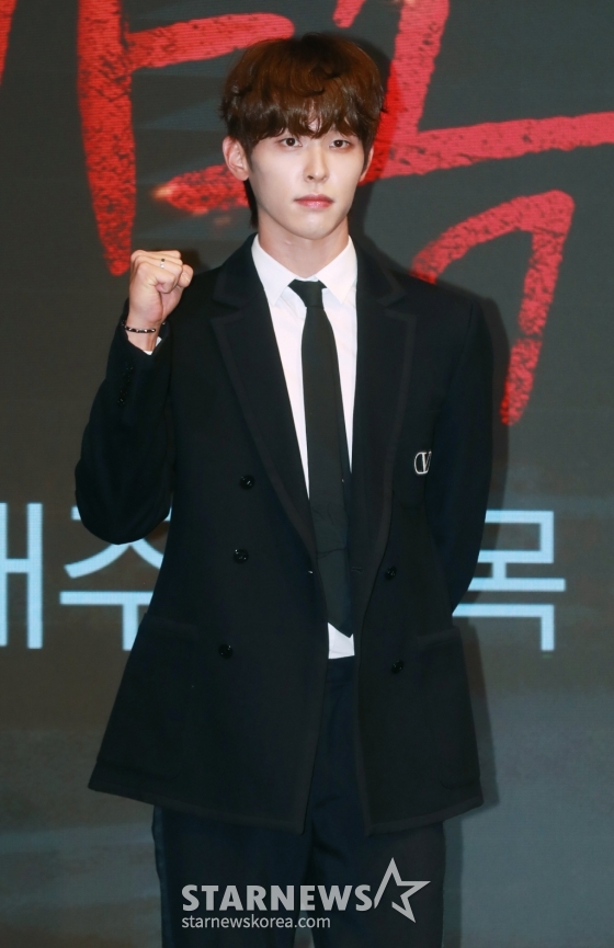 배우 이시우가 14일 오후 서울 구로구 더 세인트에서 진행된 KBS 2TV 수목드라마 &#039;완벽한 가족&#039; 제작발표회에 참석해 포즈를 취하고 있다.  누가 봐도 행복하고 완벽해 보이는 가족이 딸의 살인으로 인해 점점 서로를 의심하게 되는 미스터리 스릴러 드라마 &#039;완벽한 가족&#039;은 오늘(14일) 첫 방송된다. /2024.08.14 /사진=이동훈