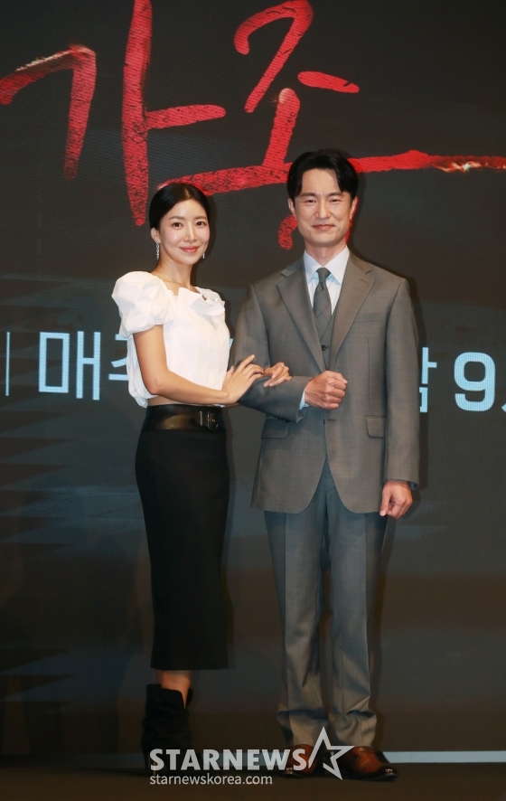 배우 윤세아, 김병철이 14일 오후 서울 구로구 더 세인트에서 진행된 KBS 2TV 수목드라마 '완벽한 가족' 제작발표회에 참석해 포즈를 취하고 있다.  누가 봐도 행복하고 완벽해 보이는 가족이 딸의 살인으로 인해 점점 서로를 의심하게 되는 미스터리 스릴러 드라마 '완벽한 가족'은 오늘(14일) 첫 방송된다. /2024.08.14 /사진=이동훈