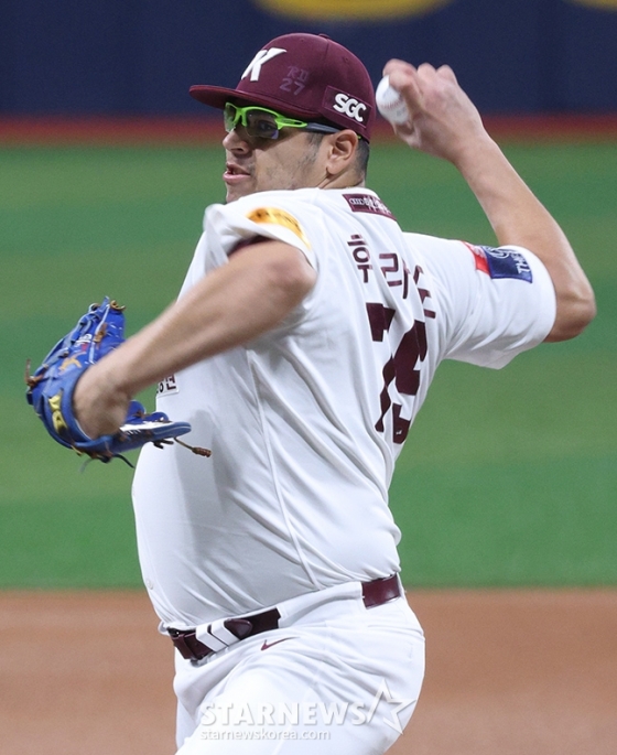 &#039;2024 신한 SOL 뱅크 KBO리그&#039; 키움-KIA전이 14일 서울 고척스카이돔에서 열렸다.  키움 선발 후라도가 역투하고 있다. /사진=김진경 대기자