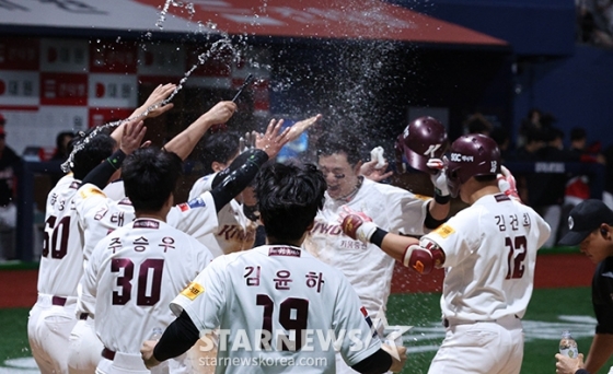 &#039;2024 신한 SOL 뱅크 KBO리그&#039; 키움-KIA전이 14일 서울 고척스카이돔에서 열렸다.  키움 최주환이 9회말 끝내기 역전 투런포를 날리고 홈인한 후 동료들로부터 물폭탄 축하를 받고 있다. /사진=김진경 대기자
