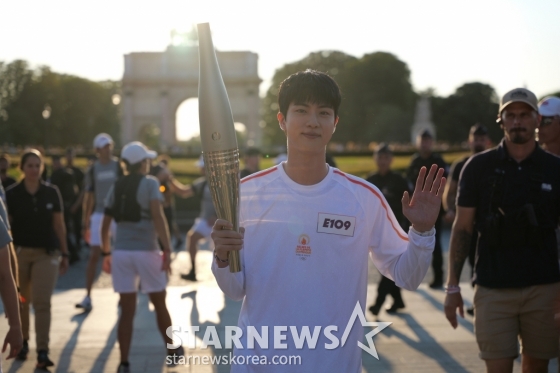 [서울=뉴시스] 글로벌 K팝 슈퍼그룹 &#039;방탄소년단&#039;(BTS) 멤버 진이 14일(현지시간) 프랑스 파리 루브르 박물관 인근에서 올림픽 성화봉송 주자로 나섰다. 진은 소속사 빅히트 뮤직을 통해 &quot;이런 뜻깊은 순간에 참여할 수 있어 영광이다. 아미 분들이 있었기에 성화봉송 주자라는 멋진 역할을 수행할 수 있었다. 너무 감사드린다&quot;라고 말했다. (사진 = Paris 2024 / Nom du photographe / SIPA PRESS 제공) 2024.07.15. photo@newsis.com  *재판매 및 DB 금지 /사진=이재훈