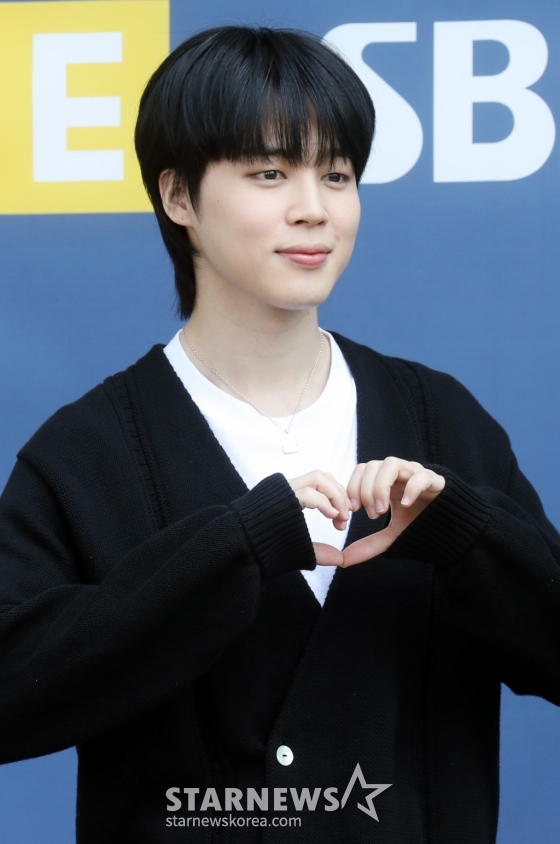 그룹 방탄소년단 지민이 31일 오전 서울 목동 SBS에서 진행되는 라디오 &#039;최화정의 파워타임&#039; 출연을 위해 도착하고 있다. 2023.03.31