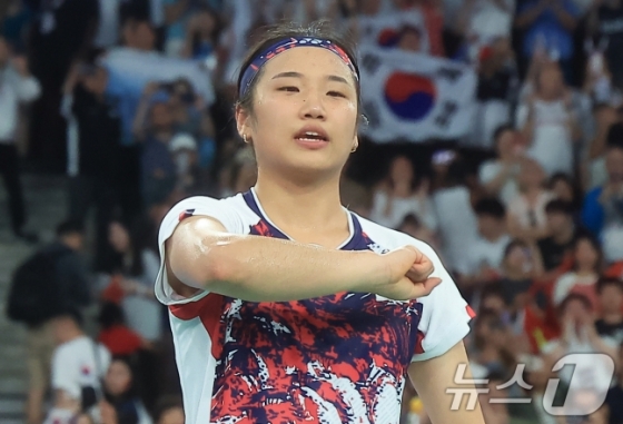 올림픽 금메달을 수확하고 세리머니하는 안세영. /사진=뉴스1