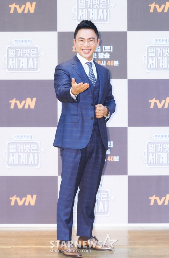 역사 강사 설민석이 11일 오후 온라인 생중계로 진행된 tvN &#039;설민석의 벌거벗은 세계사&#039; 제작발표회에 참석해 포즈를 취하고 있다. /사진제공=CJENM