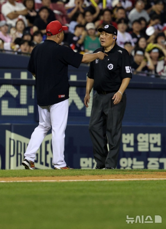 16일 서울 송파구 잠실야구장에서 열린 2024 프로야구 KIA 타이거즈와 LG 트윈스의 경기, 8회말 KIA 이범호(왼쪽) 감독이 문동균 3루심의 판정에 어필하고 있다. /사진=뉴시스