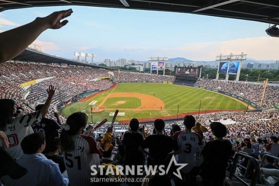 '2024 신한 SOL 뱅크 KBO리그' LG-KIA전이 18일 서울 잠실야구장에서 열렸다.  프로야구 2024 KBO리그가 역대 한 시즌 최다 관중 신기록을 세웠다. 누적관중 840만7887명을 달성하며 2017년에 기록한 역대 최다 관중 기록 840만688명(720경기)을 넘어섰다.  3일 연속 잠실구장을 꽉 채운 만원관중이 명승부를 즐기고 있다. /사진=김진경 대기자