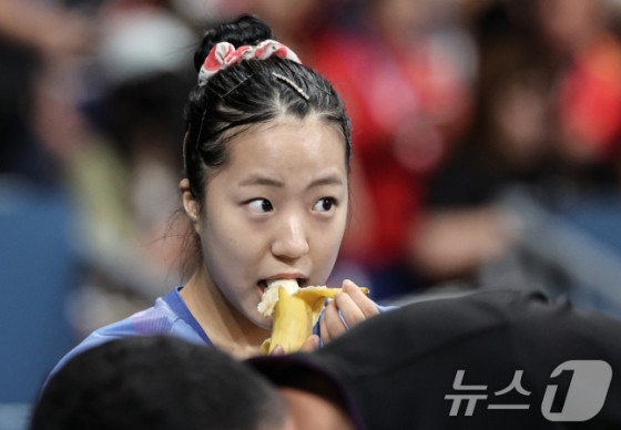 신유빈이 지난 2일(한국시간) 프랑스 파리 사우스 파리 아레나 4에서 열린 &#039;2024 파리올림픽&#039; 탁구 여자 단식 준결승 중국 첸멍과 경기에 앞서 바나나를 먹고 있다. /사진=뉴스1 제공