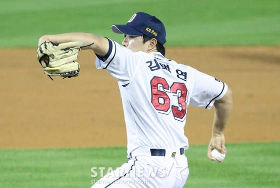 '2024 신한 SOL Bank KBO' 두산-키움전이 24일 서울 잠실야구장에서 열렸다. 9회초 구원 등판한 두산 클로저 김택연이 역투하고 있다.  23일 키움전에서 마운드에 올라 10세이브를 수확하며 KBO리그 역대 최연소 두 자릿수 세이브를 달성한 김택연은 이날도 9회 등판, 경기를 매조지했다. /사진=김진경 대기자