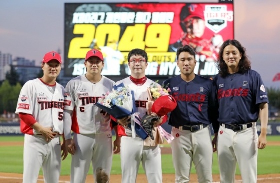 KIA 양현종(가운데)이 21일 광주 롯데전 3회 초 KBO 개인 통산 2049번째 삼진 달성 축하를 위해 찾아온 동료들과 함께 미소 짓고 있다. /사진=KIA 타이거즈 제공