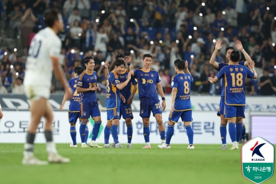 정우영(32번)이 울산 승리 후 기뻐하고 있다.  /사진=한국프로축구연맹 제공