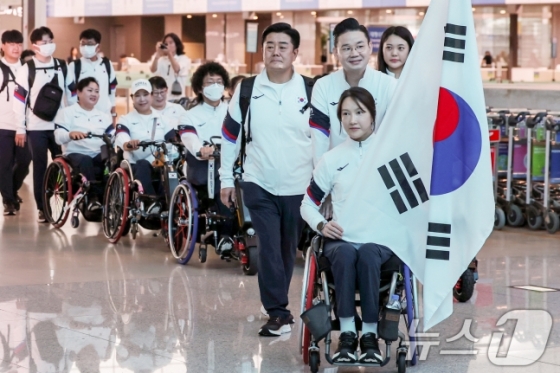 파리 패럴림픽에 출전하는 한국 대표팀 선수단이 지난 21일 인천국제공항을 통해 프랑스로 출국하고 있다. /사진=뉴스1