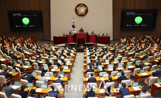 (서울=뉴스1) 김민지 기자 = 28일 오후 서울 여의도 국회에서 열린 제417회국회(임시회) 제2차 본회의에서 양육 의무를 저버린 부모가 상속권을 갖지 못하도록 하는 내용을 골자로한 이른바 '구하라법(민법 일부개정법률안)'이 재적 300인 중 재석 286인, 찬성 284인, 기권 2인으로 통과되고 있다. 2024.8.28/뉴스1  Copyright (C) 뉴스1. All rights reserved. 무단 전재 및 재배포,  AI학습 이용 금지. /사진=(서울=뉴스1) 김민지 기자