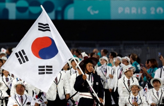 한국 선수단이 29일(한국시간) 파리 패럴림픽 개회식에서 입장하고 있다. /AFP=뉴스1