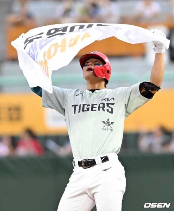 KIA 김도영이 지난 7월 인천SSG랜더스필드에서 열린 2024 KBO 올스타전에서 &#039;도영이는 팬분들 덕분에 살어야&#039;라는 문구이 써진 플래카드를 들고 있다. 