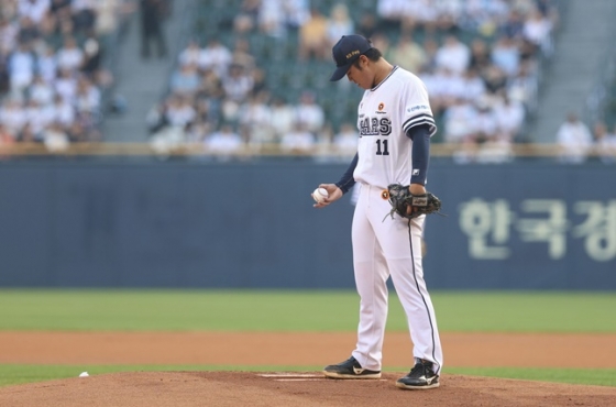 팔꿈치 통증을 호소해 결국 잔여 계약 기간을 채우지 못하게 된 두산 대체 외국인 투수 시라카와 케이쇼. /사진=두산 베어스 제공