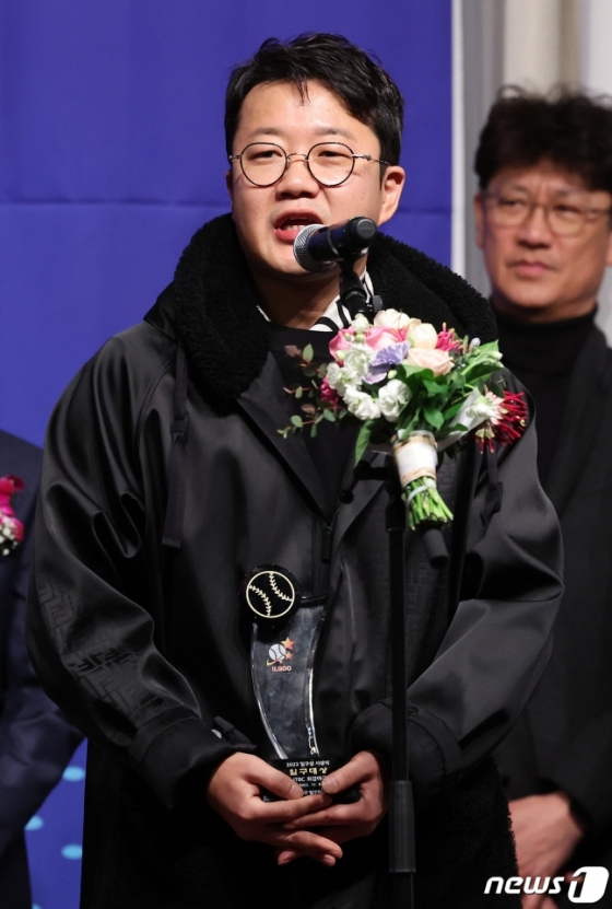 &#039;최강야구&#039; 장시원 PD가 지난해 일구대상 수상 후 소감을 밝히고 있다. /사진=뉴스1 