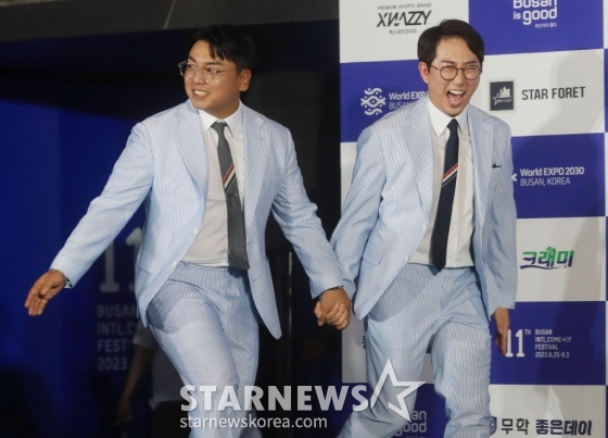 코미디언 곽범, 이창호가 25일 오후 부산 영화의 전당에서 진행된 제11회 부산국제코미디페스티벌(BICF) 블루카펫 행사에 참석해 포즈를 취하고 있다. 14개국 50여 팀이 참가한 ‘부코페’는 9월 3일까지 영화의 전당, 해운대 KNN씨어터·CGV, 남구 문현동 부산은행 본점, 남구 대연동 부산예술회관, 고릴라브루잉 광안점 등에서 다채로운 공연과 행사로 관객들을 만날 예정이다. /2023.08.25 /사진=이동훈