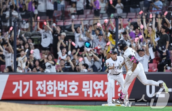 30일 오후 경기도 수원시 장안구 수원KT위즈파크에서 열린 프로야구 '2024 신한 SOL 뱅크 KBO리그' kt위즈와 LG트윈스의 경기 7회말 1사 주자없는 상황, 솔로포를 친 kt 로하스가 그라운드를 돌고 있다. /사진=뉴스1