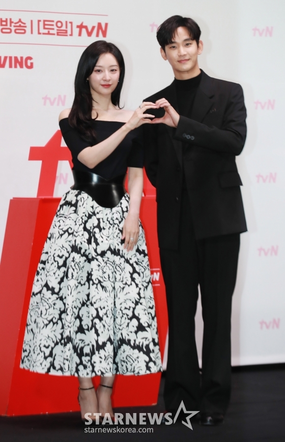 배우 김지원, 김수현이 7일 오전 서울 라마다신도림 호텔에서 진행된 tvN 토일드라마 &#039;눈물의 여왕&#039; 제작발표회에 참석해 포즈를 취하고 있다.  퀸즈 그룹 재벌 3세인 &#039;백화점의 여왕&#039; 홍해인과 용두리 이장 아들인 &#039;슈퍼마켓 왕자&#039; 백현우 3년차 부부의 아찔한 위기와 기적처럼 다시 시작되는 사랑 이야기 &#039;눈물의 여왕&#039;은 오는 9일 첫 방송된다. /2024.03.07 /사진=이동훈