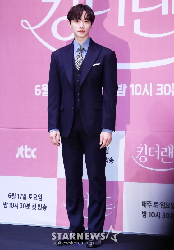 가수 겸 배우 이준호가 15일 오후 서울 구로구 라마다 서울 신도림호텔에서 진행된 JTBC 토일드라마 &#039;킹더랜드&#039; 제작발표회에 참석해 포즈를 취하고 있다.  &#039;킹더랜드&#039;는 웃음을 경멸하는 남자 구원과 웃어야만 하는 스마일 퀸 천사랑이 호텔리어의 꿈인 VVIP 라운지 &#039;킹더랜드&#039;에서 진짜 환하게 웃을 수 있는 날을 만들어가는 이야기를 그린 드라마로 오는 17일 오후 10시 30분에 첫 방송된다. 2023.06.15