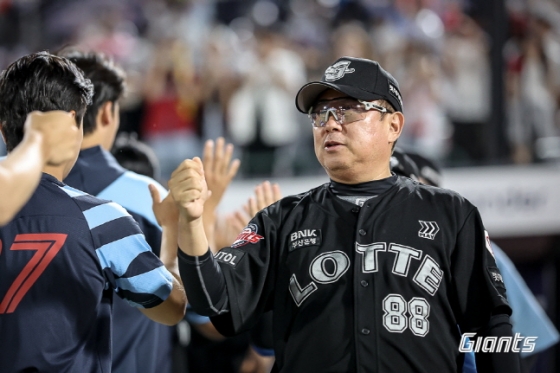 2019년 두산 감독 시절 우승을 차지하고 선수들이 김태형 감독(위)을 헹가래를 치고 있다.