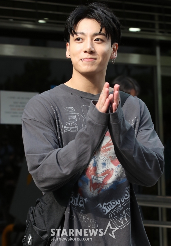 (서울=뉴스1) 권현진 기자 = 그룹 방탄소년단(BTS) 정국이 13일 오전 서울 여의도 KBS 신관에서 진행된 &#039;뮤직뱅크&#039; 녹화를 마친 뒤 인사를 하고 있다. 2023.10.13/뉴스1  Copyright (C) 뉴스1. All rights reserved. 무단 전재 및 재배포,  AI학습 이용 금지. /사진=(서울=뉴스1) 권현진 기자