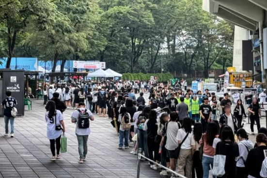 지난 6월 잠실구장에서 진행한 두산과 망그러진 곰 팝업스토어에 입장하기 위한 대기줄. /사진=두산 베어스 제공