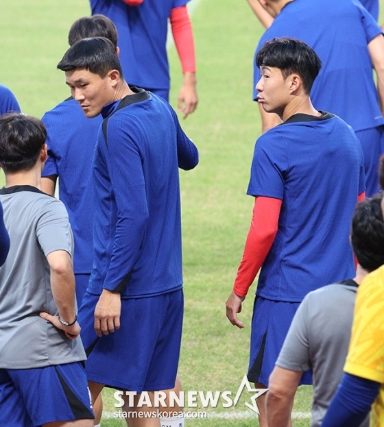 한국 축구대표팀이 팔레스타인전을 앞두고 3일 오후 경기도 고양종합운동장에서 훈련을 진행했다. 김민재와 손흥민이 훈련장에 들어서고 있다. 축구대표팀은 5일 서울월드컵경기장에서 2026 FIFA 북중미 월드컵 3차 예선 팔레스타인 전을 치른다. /사진=김진경 대기자