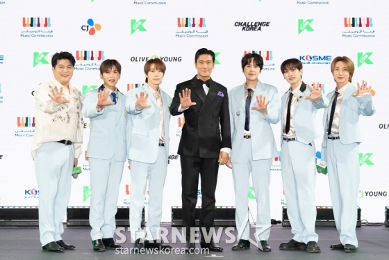 (서울=뉴스1) 권현진 기자 = 슈퍼주니어가 지난 7일 사우디아라비아 블러바드 리야드 시티 모하메드 압두 아레나(Mohammed Abdu Arena)에서 열린 &#039;KCON SAUDI ARABIA 2023&#039;에서 포즈를 취하고 있다. (CJ ENM 제공) 2023.10.8/뉴스1  Copyright (C) 뉴스1. All rights reserved. 무단 전재 및 재배포,  AI학습 이용 금지. /사진=(서울=뉴스1) 권현진 기자