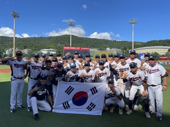 18세 이하(U-18) 야구대표팀이 제13회 아시아청소년야구선수권대회를 마무리한 뒤 기념촬영을 하고 있다. /사진=대한야구소프트볼협회 제공