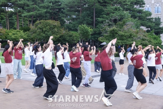 (서울=뉴스1) = 고려대학교 국제하계대학(ISC)에 참가한 외국인 대학생들이 26일 서울 성북구 고려대학교 중앙광장에서 K팝 플래시몹을 하고 있다.  (고려대학교 제공) 2024.7.26/뉴스1  Copyright (C) 뉴스1. All rights reserved. 무단 전재 및 재배포,  AI학습 이용 금지. /사진=(서울=뉴스1)