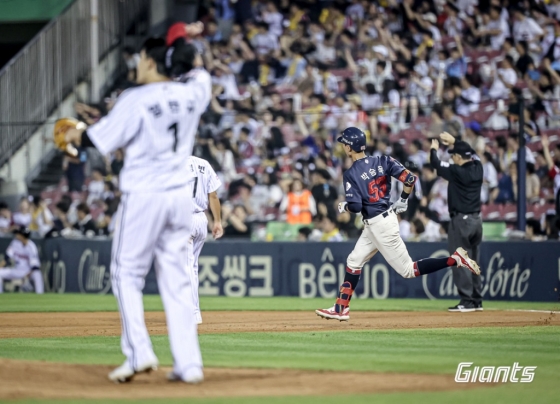  롯데 자이언츠가 10일 서울 잠실야구장에서 열린 LG 트윈스와 2024 신한 SOL 뱅크 KBO 리그 원정 경기에서 연장 10회 승부 끝에 2-1로 승리했다. 롯데 박승욱(오른쪽)이 5회 동점 솔로포를 터트린 뒤 그라운드를 돌고 있다. /사진=롯데 자이언츠 제공