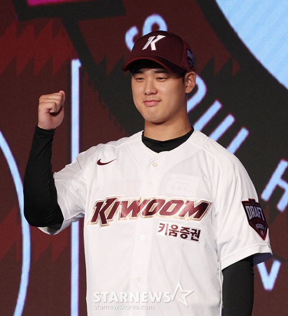 덕수고 정현우가 11일 서울 롯데호텔 월드 크리스탈 볼룸에서 열린 2025 KBO 신인드래프트에서 키움 히어로즈의 전체 1번으로 지명받고 포즈를 취하고 있다. /사진=김진경 대기자