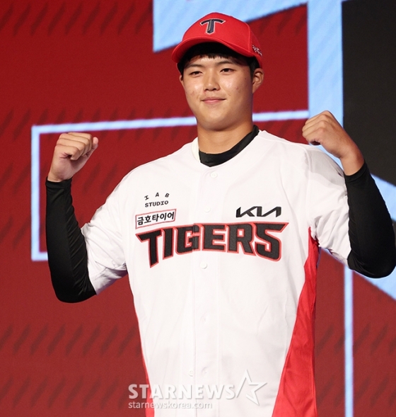 'KBO 2025 신인 드래프트'가 11일 오후 서울 송파구 롯데호텔 월드 크리스탈 볼룸에서 열렸다. KIA에 지명된 덕수고 김태형이 기념 촬영을 하고 있다. /사진=김진경 대기자