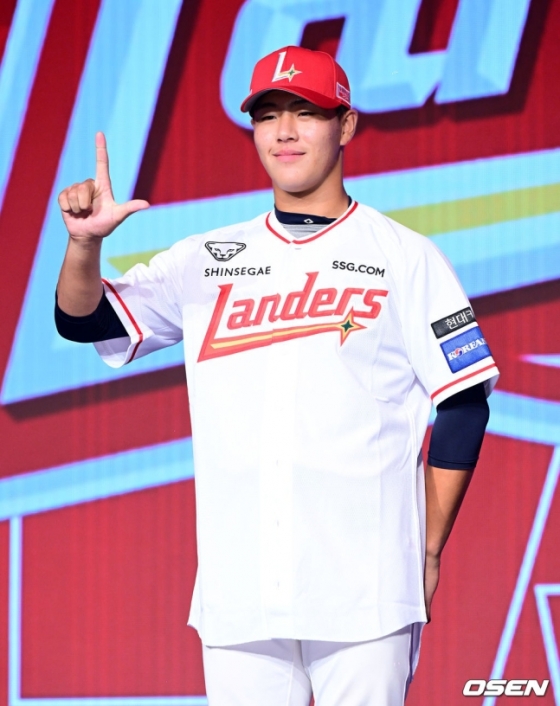 강릉고 이율예가 11일 서울 롯데호텔 월드 크리스탈 볼룸에서 열린 2025 KBO 신인드래프트에서 SSG 랜더스의 1라운드 지명을 받고 포즈를 취하고 있다.