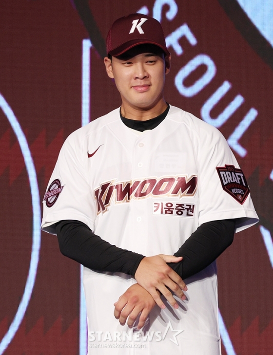 'KBO 2025 신인 드래프트'가 11일 오후 서울 송파구 롯데호텔 월드 크리스탈 볼룸에서 열렸다.  전체 1순위로 키움에 지명된 덕수고 정현우가 기념 촬영을 하고 있다. /사진=김진경 대기자