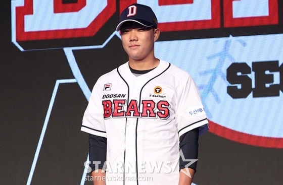 박준순이 11일 2025 KBO 신인 드래프트에서 두산으로부터 1라운드 전체 6순위 지명을 받고 무대에 올라 기념촬영을 하고 있다. /사진=김진경 대기자