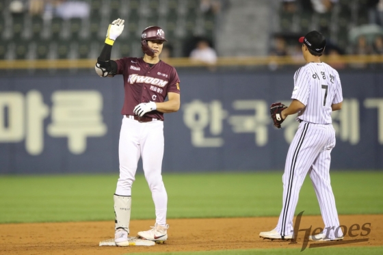 키움 히어로즈가 11일 서울 잠실야구장에서 펼쳐진 LG 트윈스와 2024 신한 SOL 뱅크 KBO 리그 원정 경기에서 9-5로 승리했다. 송성문(왼쪽)이 8회초 싹쓸이 3타점 적시 2루타를 터트린 뒤 기뻐하고 있다. /사진=키움 히어로즈 제공