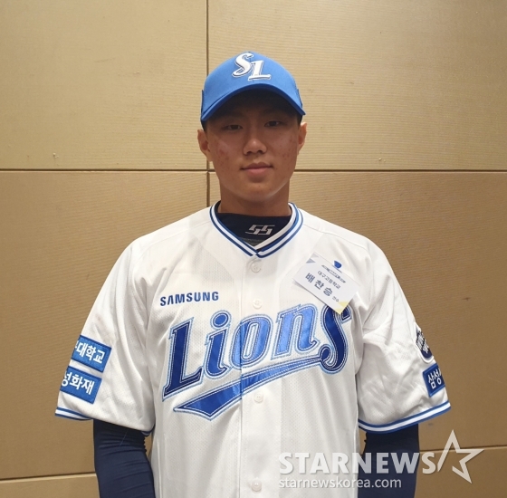 대구고 배찬승이 11일 서울 롯데호텔 월드 크리스탈 볼룸에서 열린 2025 KBO 신인드래프트에서 삼성 라이온즈의 1라운드 지명을 받고 사진 촬영에 응하고 있다. /사진=김동윤 기자