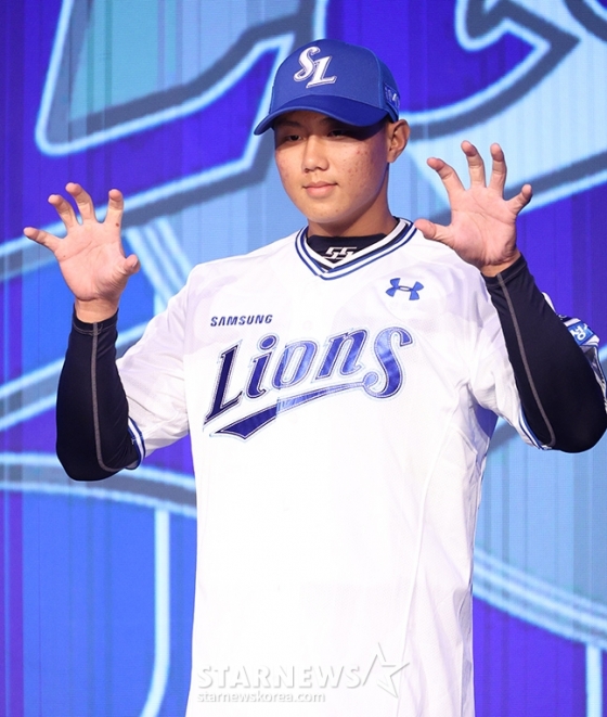 &#039;KBO 2025 신인 드래프트&#039;가 11일 오후 서울 송파구 롯데호텔 월드 크리스탈 볼룸에서 열렸다.  전체 3순위로 삼성에 지명된 대구고 배찬승이 기념 촬영을 하고 있다. /사진=김진경 대기자