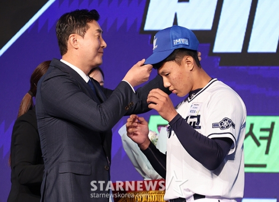 &#039;KBO 2025 신인 드래프트&#039;가 11일 오후 서울 송파구 롯데호텔 월드 크리스탈 볼룸에서 열렸다.  전체 3순위로 삼성에 지명된 대구고 배찬승(오른쪽)이 기념 촬영을 하고 있다. /사진=김진경 대기자