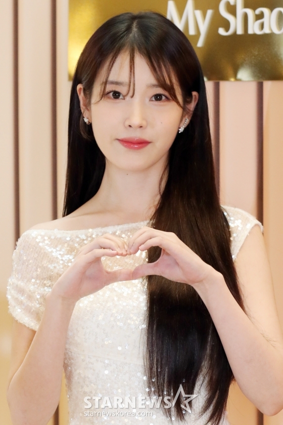 가수 아이유(IU)가 7일 오후 서울 롯데월드타워에서 열린 에스티로더 행사에 참석해 포즈를 취하고 있다. 2024.08.07 /사진=임성균