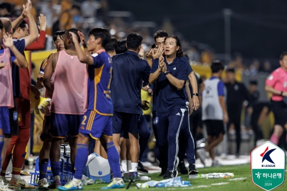 김판곤(가운데) 감독이 코칭 스태프와 하이파이브하고 있다. /사진=한국프로축구연맹 제공