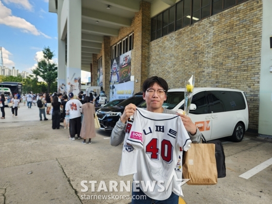 팬 사인회에 참가한 두산과 니퍼트의 팬 김민성씨. /사진=안호근 기자