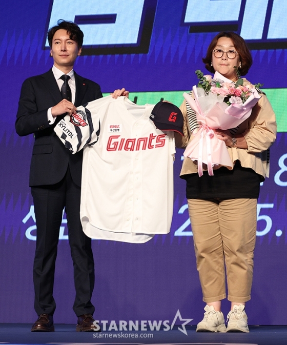 'KBO 2025 신인 드래프트'가 11일 오후 서울 송파구 롯데호텔 월드 크리스탈 볼룸에서 열렸다.  롯데에 지명된 광주제일고 김태현 어머니가 선수를 대신해 기념 촬영을 하고 있다. /사진=김진경 대기자